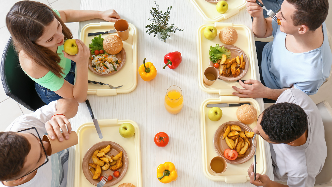 Quatre adolescentes et leurs plateaux repas