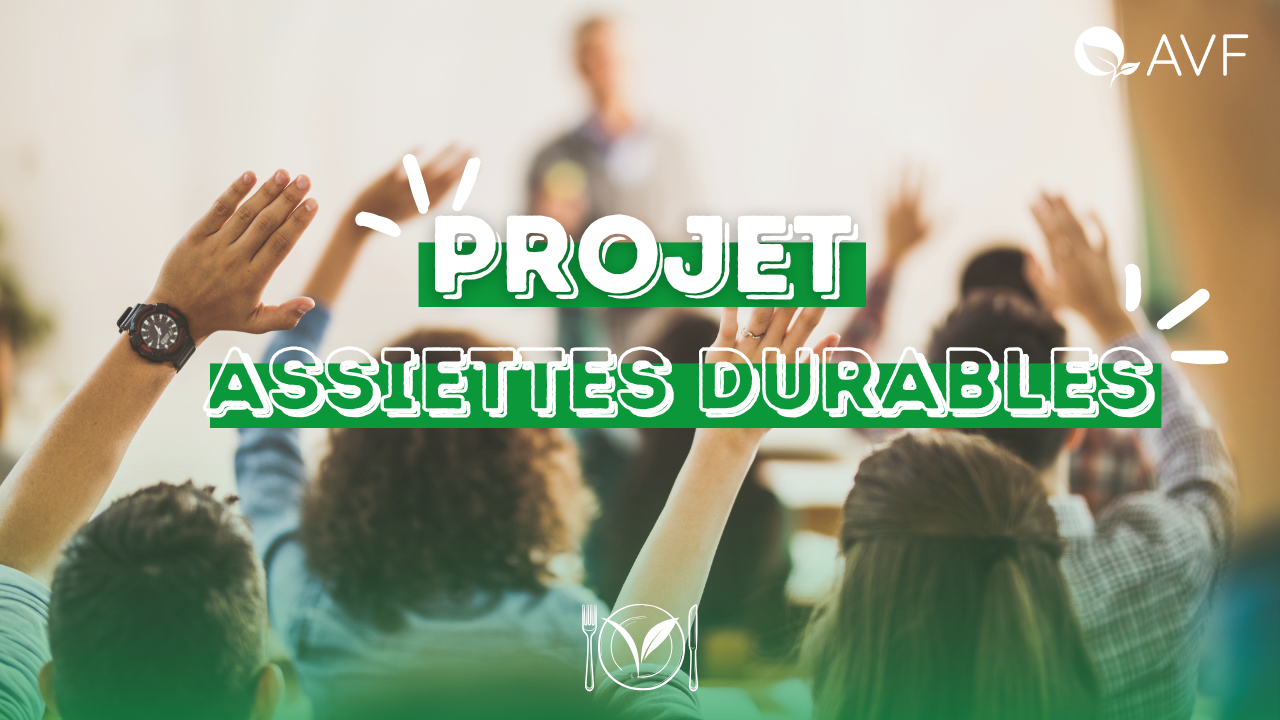 Élèves qui lèvent le bras pour poser une question au professeur