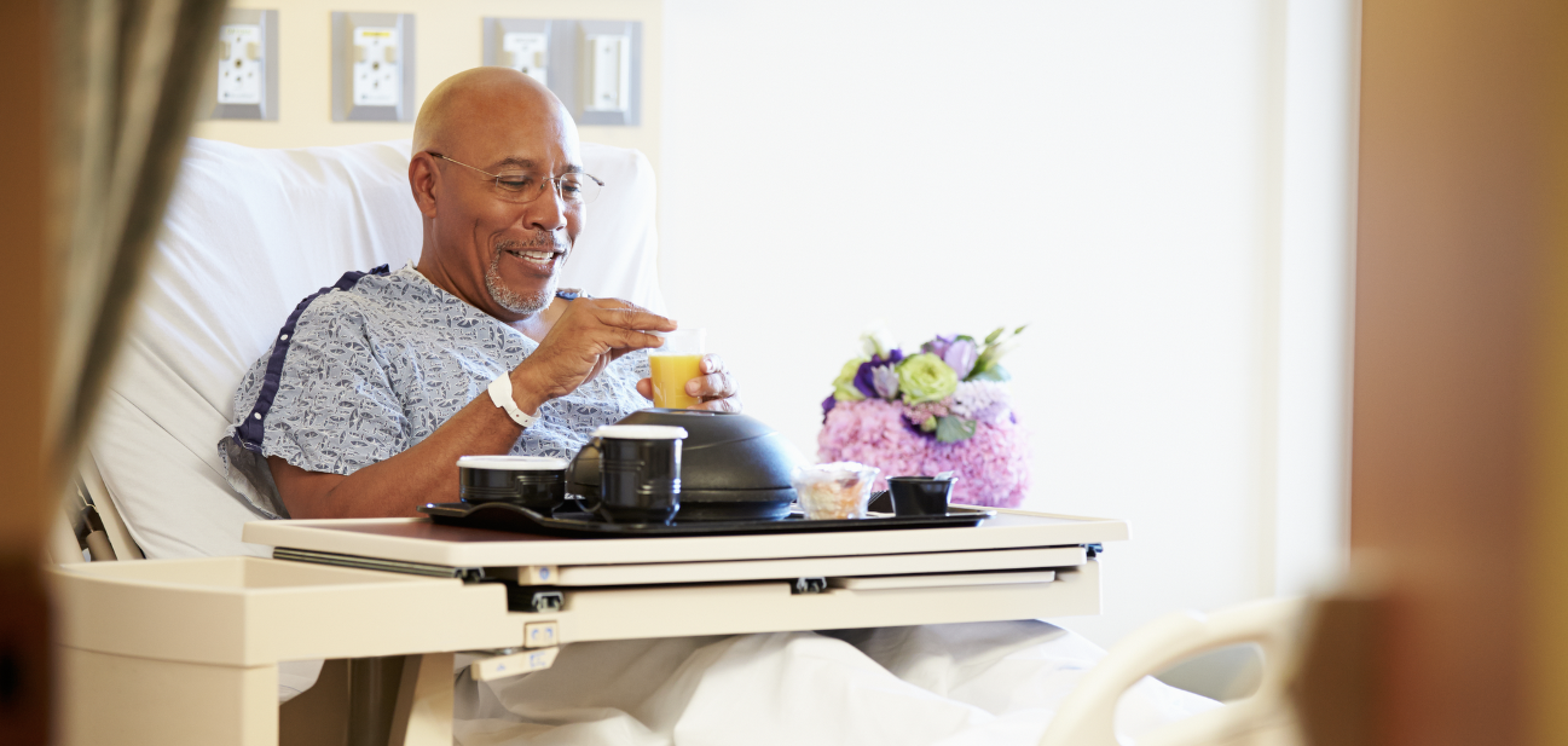 Patient mangeant son plateau repas à l'hôpital