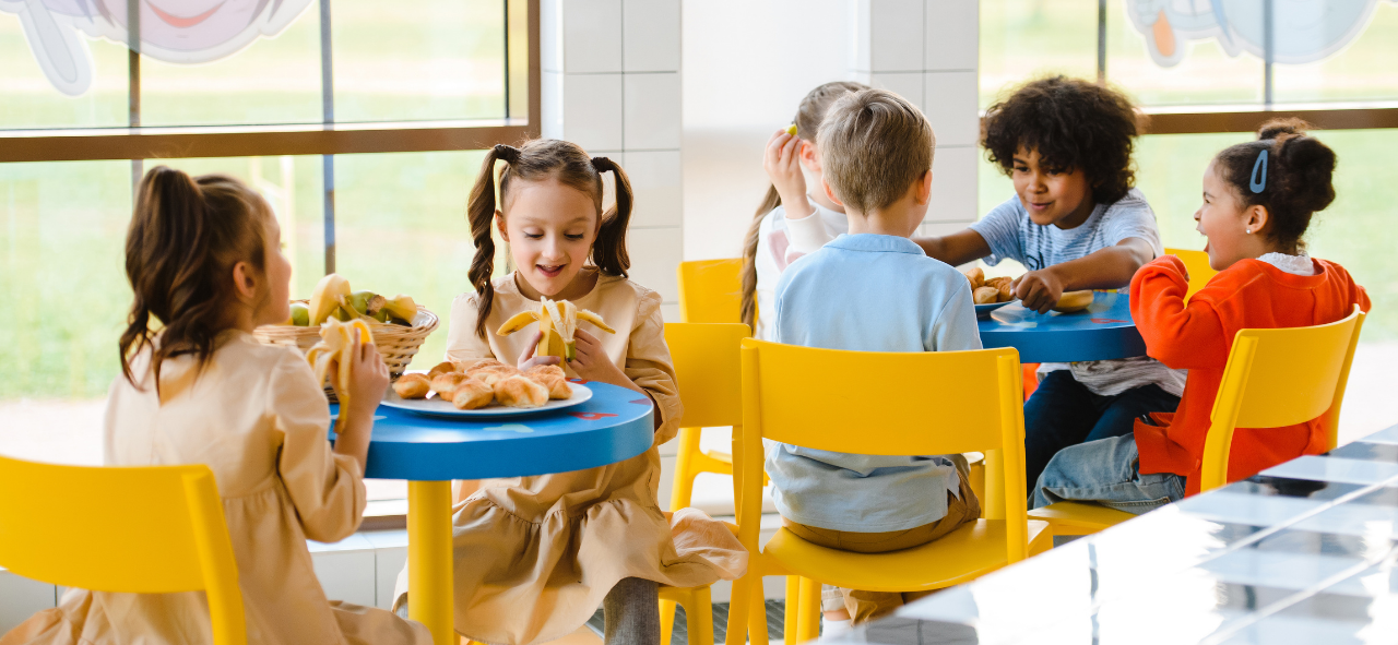 Enfants qui mangent à la cantine