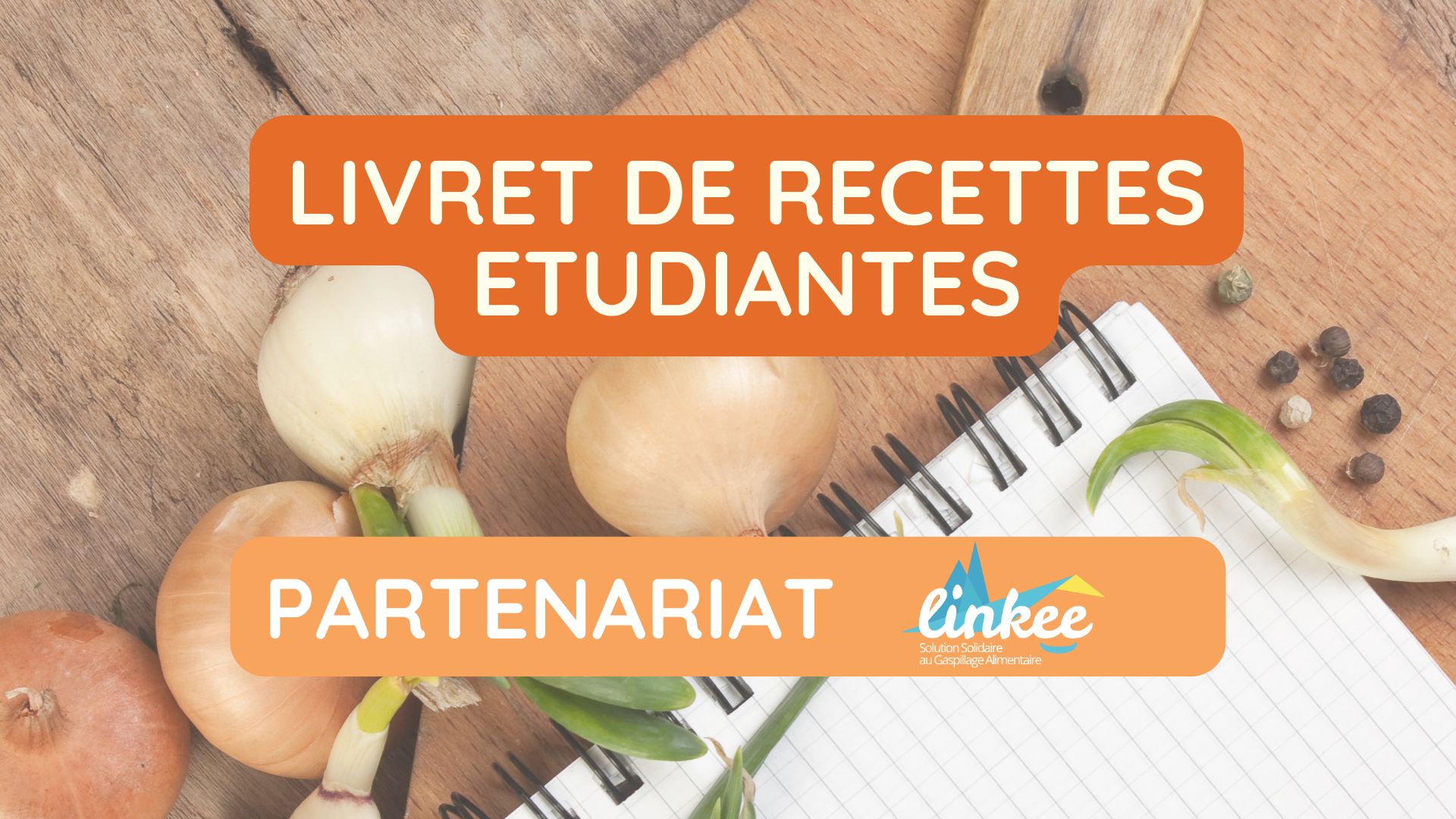 Photo d'une planche à découper avec un cahier